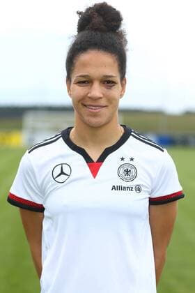 04.04.2015 - Fussball - Saison 2014 2015 - Training und Fototermin DFB Nationalmannschaft Damen Frauen GER Bundesrepublik Deutschland - JüRa - Celia Sasic (13, Bundesrepublik Deutschland GER) Einzelfoto Portrait