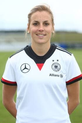 04.04.2015 - Fussball - Saison 2014 2015 - Training und Fototermin DFB Nationalmannschaft Damen Frauen GER Bundesrepublik Deutschland - JüRa - Jennifer Cramer (15, Bundesrepublik Deutschland GER) Einzelfoto Portrait
