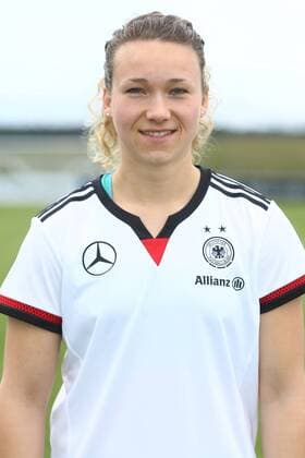04.04.2015 - Fussball - Saison 2014 2015 - Training und Fototermin DFB Nationalmannschaft Damen Frauen GER Bundesrepublik Deutschland - JüRa - Josephine Henning (17, Bundesrepublik Deutschland GER) Einzelfoto Portrait