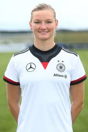 04.04.2015 - Fussball - Saison 2014 2015 - Training und Fototermin DFB Nationalmannschaft Damen Frauen GER Bundesrepublik Deutschland - JüRa - Alexandra Popp (18, Bundesrepublik Deutschland GER) Einzelfoto Portrait