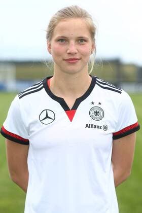 04.04.2015 - Fussball - Saison 2014 2015 - Training und Fototermin DFB Nationalmannschaft Damen Frauen GER Bundesrepublik Deutschland - JüRa - Tabea Kemme (22, Bundesrepublik Deutschland GER) Einzelfoto Portrait