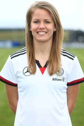 04.04.2015 - Fussball - Saison 2014 2015 - Training und Fototermin DFB Nationalmannschaft Damen Frauen GER Bundesrepublik Deutschland - JüRa - Lena Petermann (24, Bundesrepublik Deutschland GER) Einzelfoto Portrait