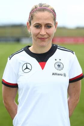 04.04.2015 - Fussball - Saison 2014 2015 - Training und Fototermin DFB Nationalmannschaft Damen Frauen GER Bundesrepublik Deutschland - JüRa - Anna Blässe (27, Bundesrepublik Deutschland GER) Einzelfoto Portrait