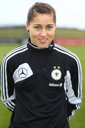 04.04.2015 - Fussball - Saison 2014 2015 - Training und Fototermin DFB Nationalmannschaft Damen Frauen GER Bundesrepublik Deutschland - JüRa - Lisa Weiß (28, Bundesrepublik Deutschland GER) Einzelfoto Portrait