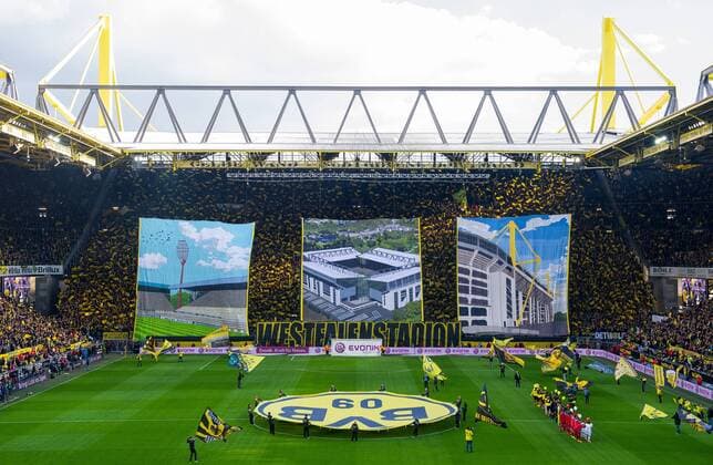 Samstag 04.04.2015, 1. Bundesliga, Saison 2014 2015, 27. Spieltag in Dortmund, BV Borussia Dortmund , Uebersicht, BVB Fans, Suedtribuene, Fahnen, WESTFALENSTADION Banner, Choreo, Choreografie, DeFodi01045020724