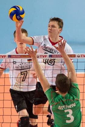 05.04.2015, Sakarya Spor Salonu, Sakarya Volleyball, 2015 CEV U19 Volleyball European Championship EM Europameisterschaft Europameisterschaft, Deutschland vs. Bulgarien Angriff Peter Schnabel ( 16 GER) - Dimitar Uzunov ( 3 BUL)