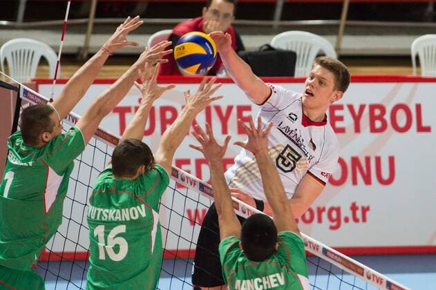 05.04.2015, Sakarya Spor Salonu, Sakarya Volleyball, 2015 CEV U19 Volleyball European Championship EM Europameisterschaft Europameisterschaft, Deutschland vs. Bulgarien Block Dreierblock Plamen Shekerdzhiev ( 1 BUL), Gordan Lyutskanov ( 16 BUL), Nikolay Manchev ( 19 BUL) - Angriff Maximilian Auste ( 5 GER)
