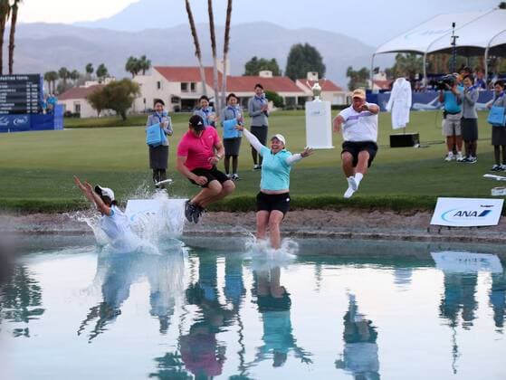 05 April, 2015 : Brittany Lincicome jumps into Poppy s pond after winning the final round of the ANA Inspiration on the Dinah Shore Tournament Course at Mission Hills Country Club in Rancho Mirage, California.. LPGA Golf Damen 2015: ANA Inspiration APR 05 - ZUMAcb8_