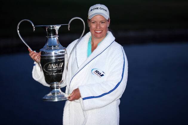 05 April, 2015 : Brittany Lincicome holds the winner s trophy after winning the final round of the ANA Inspiration on the Dinah Shore Tournament Course at Mission Hills Country Club in Rancho Mirage, California.. LPGA Golf Damen 2015: ANA Inspiration APR 05 - ZUMAcb8_