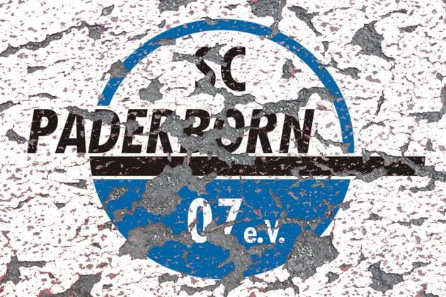 Symbolbild zum drohenden Abstieg des Traditionsverein s SC Paderborn aus der Fussball Bundesliga: abbroeckelnder Putz und Risse im Vereinsemblem
