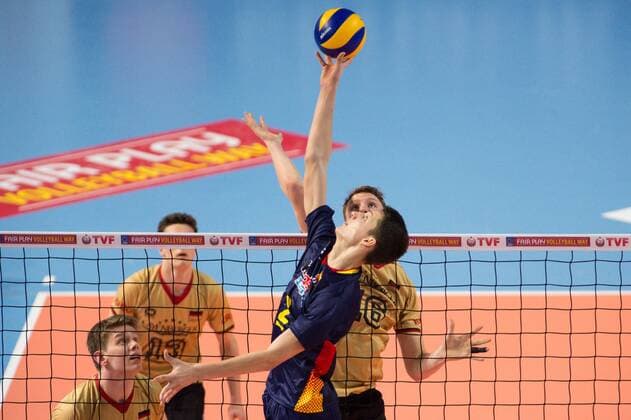 06.04.2015, Sakarya Spor Salonu, Sakarya Volleyball, 2015 CEV U19 Volleyball European Championship EM Europameisterschaft Europameisterschaft, Deutschland vs. Spanien Zuspiel Sergi Rene Giralt ( 2 ESP) - Block Peter Schnabel ( 16 GER)
