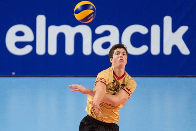 06.04.2015, Sakarya Spor Salonu, Sakarya Volleyball, 2015 CEV U19 Volleyball European Championship EM Europameisterschaft Europameisterschaft, Deutschland vs. Spanien Aufschlag Service Sven Winter ( 3 GER)