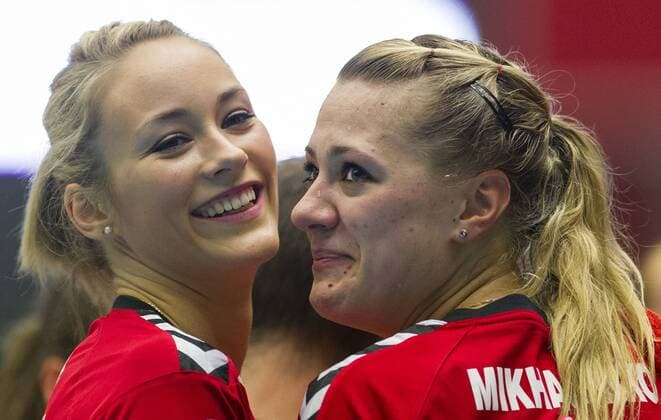 Volleyball, Damen, 1. Bundesliga, Saison 2014 2015, Play off, Halbfinale 1. Spiel, Dresdner SC (DSC) - VC Wiesbaden, Mittwoch (01.04.2015), Margon Arena, Dresden. Dresdens Kristina Mikhailenko (re.) und Louisa Lippmann. RM001
