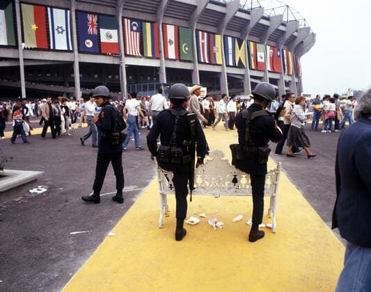 1 Jahr bis WM 2022: Historie, Stadien und Architektur Weltmeisterschaft 1986: Sicherheitskräfte vor dem Aztekenstadion in Mexiko-Stadt