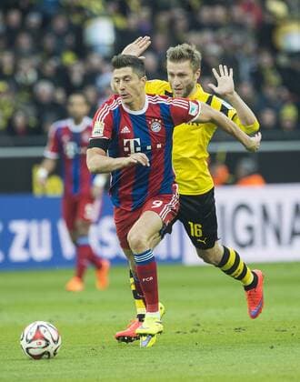 Robert LEWANDOWSKI l. (M) im Duell gegen Jakub Kuba BLASZCZYKOWSKI (DO), Aktion, Zweikampf, Fussball 1. Bundesliga, 27. Spieltag, Borussia Dortmund (DO) - FC Bayern Muenchen (M) 0:1, am 04.04.2015 in Dortmund Deutschland.