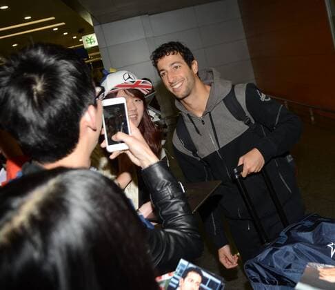 Australian F1 driver Daniel Ricciardo of Infiniti Red Bull Racing, right, poses for a photo with a fan after arriving at the Shanghai Pudong International Airport in Shanghai, China, 8 April 2015. Daniel Ricciardo arrives in Shanghai for F1 Chinese Grand Prix  pbu255943_05
