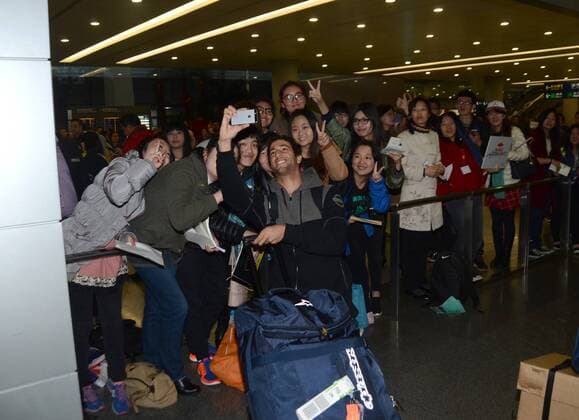 Australian F1 driver Daniel Ricciardo of Infiniti Red Bull Racing, center, takes selfies with fans after arriving at the Shanghai Pudong International Airport in Shanghai, China, 8 April 2015. Daniel Ricciardo arrives in Shanghai for F1 Chinese Grand Prix  pbu255943_11