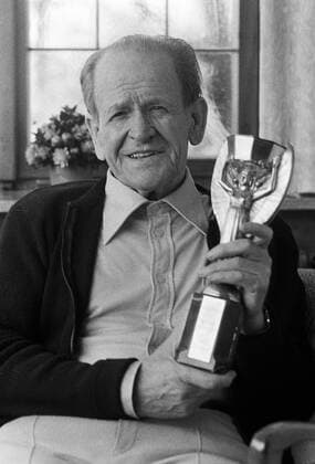 Fussball Homestory Sepp Herberger 28.02.1977 zur Vorschau zu seinem 80. Geburtstag: Altbundestrainer Sepp Herberger mit Jules Rimet Pokal xxNOxMODELxRELEASExx
