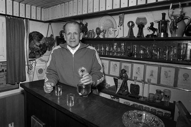 Fussball Homestory Sepp Herberger 18.03.1972 Altbundestrainer Sepp Herberger in seiner Fussballstube in seinem Haus in Weinheim xxNOxMODELxRELEASExx