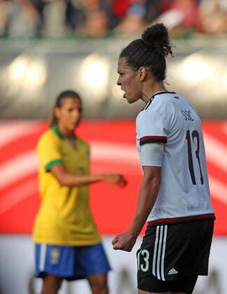 v.li.: Nr 13 Celia Sasic (Deutschland) mit Torjubel, celebrate the goal, goal celebration, Jubel über das Tor 1:0 nach Elfmeter, Strafstoß, penalty kick, Aktion, Action Fussball, Frauen-Länderspiel, Deutschland - Brasilien, xmrx