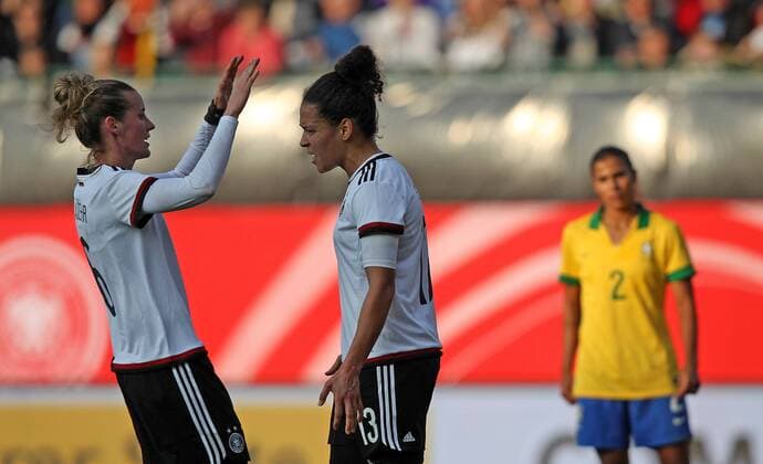 v.li.: Simone Laudehr (Deutschland) und Nr 13 Celia Sasic (Deutschland) mit Torjubel, celebrate the goal, goal celebration, Jubel über das Tor 1:0 nach Elfmeter, Strafstoß, penalty kick, Aktion, Action Fussball, Frauen-Länderspiel, Deutschland - Brasilien, xmrx