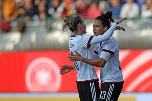 v.li.: Simone Laudehr (Deutschland) und Nr 13 Celia Sasic (Deutschland) mit Torjubel, celebrate the goal, goal celebration, Jubel über das Tor 1:0 nach Elfmeter, Strafstoß, penalty kick, Aktion, Action Fussball, Frauen-Länderspiel, Deutschland - Brasilien, xmrx