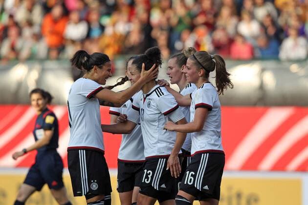 v.li.: Nr 13 Celia Sasic (Deutschland) mit Torjubel, celebrate the goal, goal celebration, Jubel über das Tor 1:0 nach Elfmeter, Strafstoß, penalty kick, Aktion, Action Fussball, Frauen-Länderspiel, Deutschland - Brasilien, xmrx