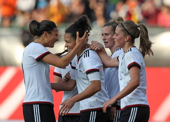 v.li.: Nr 13 Celia Sasic (Deutschland) mit Torjubel, celebrate the goal, goal celebration, Jubel über das Tor 1:0 nach Elfmeter, Strafstoß, penalty kick, Aktion, Action Fussball, Frauen-Länderspiel, Deutschland - Brasilien, xmrx