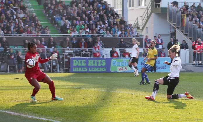 Simone Laudehr (Deutschland) r. erzielt ein Tor aus einer Abseitsposition, lk. Torhüterin Barbara (Brasilien) , Fussball, Frauen-Länderspiel, Deutschland - Brasilien, xhbx