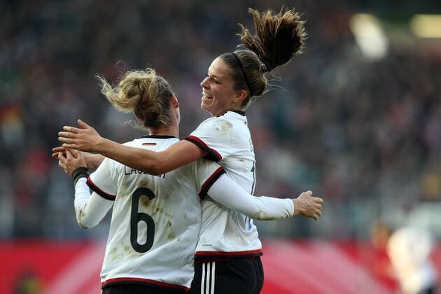 v.li.: Simone Laudehr (Deutschland) und Melanie Leupolz (Deutschland) mit Torjubel, celebrate the goal, goal celebration, Jubel über das Tor 2:0, neues Trikot, Addias, Dress, für die WM 2015, Weltmeisterschaft in Kanada Fussball, Frauen-Länderspiel, Deutschland - Brasilien, xmrx