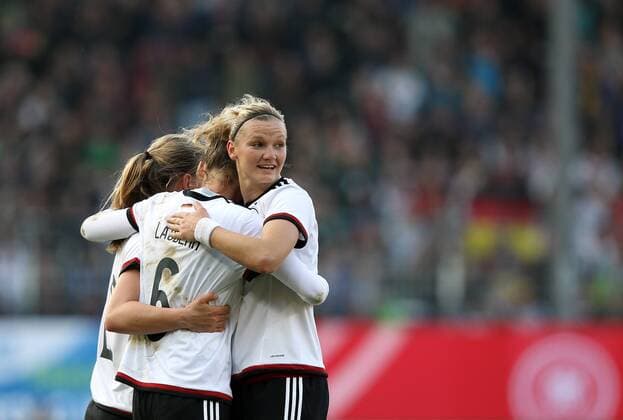 v.li.: Simone Laudehr (Deutschland) und Alexandra Popp (Deutschland) mit Torjubel, celebrate the goal, goal celebration, Jubel über das Tor 2:0, neues Trikot, Addias, Dress, für die WM 2015, Weltmeisterschaft in Kanada Fussball, Frauen-Länderspiel, Deutschland - Brasilien, xmrx