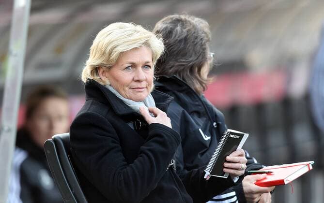 v.li.: Trainerin Silvia Neid (Deutschland) auf der Auswechselbank, Reservebank, bench Fussball, Frauen-Länderspiel, Deutschland - Brasilien, xmrx