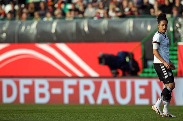 v.li.: Celia Sasic (Deutschland) Einzelbild neues Trikot, Addias, Dress, für die WM 2015, Weltmeisterschaft in Kanada vor Bande, Werbebande DFB-FRAUEN Fussball, Frauen-Länderspiel, Deutschland - Brasilien, xmrx