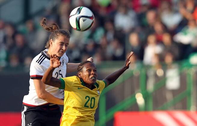 v.li.: Sara Däbritz (Deutschland) und Miraildes Mota Formiga (Brasilien) im Zweikampf, Duell, duel, tackle, Aktion, Action Kopfball, header Fussball, Frauen-Länderspiel, Deutschland - Brasilien, xmrx