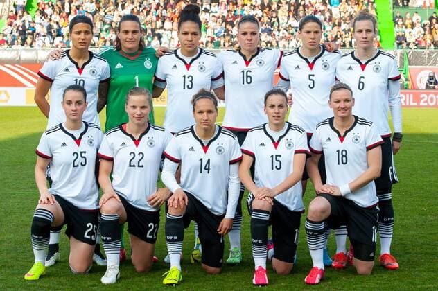 v.li.: v.li.: Mannschaftsfoto, Mannschaftsbild, Teamfoto, Teambild, Gruppenfoto Deutschland, DFB, neues Trikot zur FIFA Frauen-WM 2015, Adidas, Jersey, Dress, Outfit, Spielkleidung, Fussball, Frauen-Länderspiel, Deutschland - Brasilien, xobx