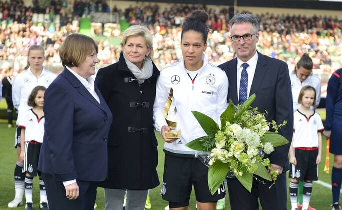 08.04.2015 - Frauen Damen Fussball - Länderspiel - Testspiel Freundschaftsspiel - Deutschland Germany - Brasilien Brazil - - Celia Sasic (13, Deutschland ) wird geehrt