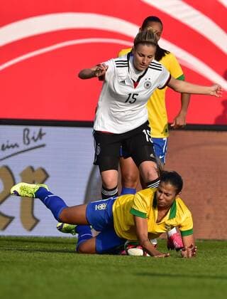 08.04.2015 - Frauen Damen Fussball - Länderspiel - Testspiel Freundschaftsspiel - Deutschland Germany - Brasilien Brazil - - Jennifer Cramer (15, Deutschland , oben ) Fabiana (2, Brasilien , unten )
