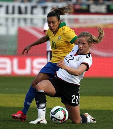 GER, Frauen-Länderspiel, WM-Test, Deutschland vs Brasilien 08.04.15, Fürth, Stadion am Laubenweg, GER, Frauen - Länderspiel, Testspiel WM-Test, Deutschland vs Brasilien im Bild Tabea Kemme (Deutschland) gegen Marta (Brasilien)