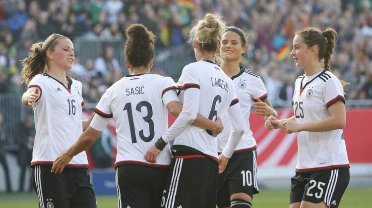 Fürth , Fußball Länderspiel Frauen Deutschland vs. Brasilien , Jubel Deutschland , von links: Melanie Leupolz Celia Sasic Simone Laudehr Dzsenifer Marozsan Sara Däbritz