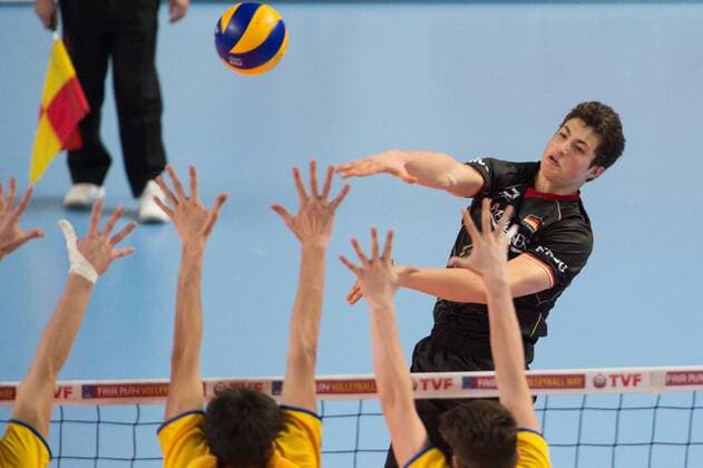 08.04.2015, Sakarya Spor Salonu, Sakarya Volleyball, 2015 CEV U19 Volleyball European Championship EM Europameisterschaft Europameisterschaft, Deutschland vs. Rumänien Rumaenien Angriff Sven Winter ( 3 GER)