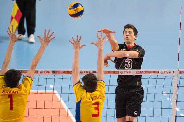 08.04.2015, Sakarya Spor Salonu, Sakarya Volleyball, 2015 CEV U19 Volleyball European Championship EM Europameisterschaft Europameisterschaft, Deutschland vs. Rumänien Rumaenien Block Doppelblock Manoah Natan Savan ( 1 ROM), Filip Andrei Constantin ( 3 ROM) - Angriff Sven Winter ( 3 GER)