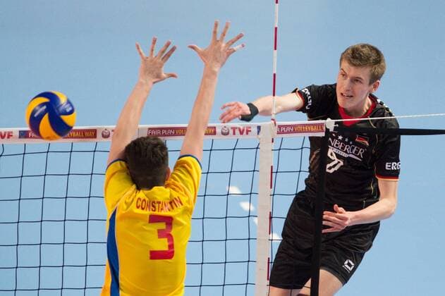 08.04.2015, Sakarya Spor Salonu, Sakarya Volleyball, 2015 CEV U19 Volleyball European Championship EM Europameisterschaft Europameisterschaft, Deutschland vs. Rumänien Rumaenien Block Filip Andrei Constantin ( 3 ROM) - Angriff Corbin Balster ( 7 GER)