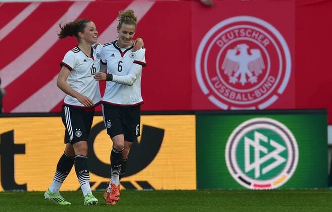 08.04.2015 - Frauen Damen Fussball - Länderspiel - Testspiel Freundschaftsspiel - Deutschland Germany - Brasilien Brazil - - Torjubel Jubel Freude nach Tor zum 2:0 durch Simone Laudehr (6, Deutschland ) - Melanie Leupolz (16, Deutschland ) Simone Laudehr (6, Deutschland )