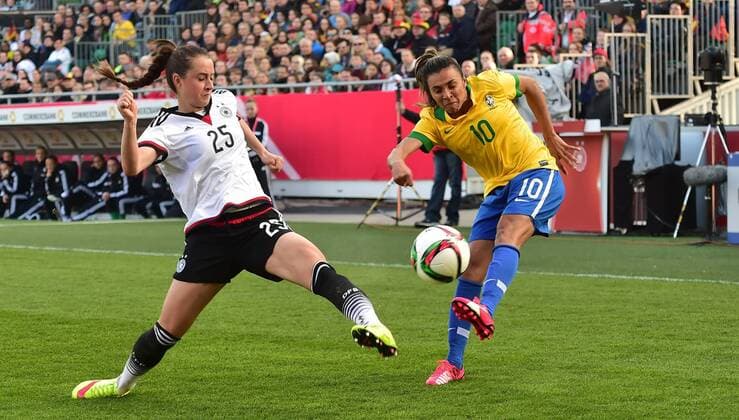 08.04.2015 - Frauen Damen Fussball - Länderspiel - Testspiel Freundschaftsspiel - Deutschland Germany - Brasilien Brazil - - Sara Däbritz (25, Deutschland ) Marta Vieira da Silva (10, Brasilien )