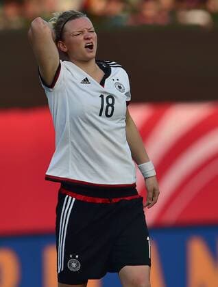 08.04.2015 - Frauen Damen Fussball - Länderspiel - Testspiel Freundschaftsspiel - Deutschland Germany - Brasilien Brazil - - Alexandra Popp (18, Deutschland ) mit Schmerzen