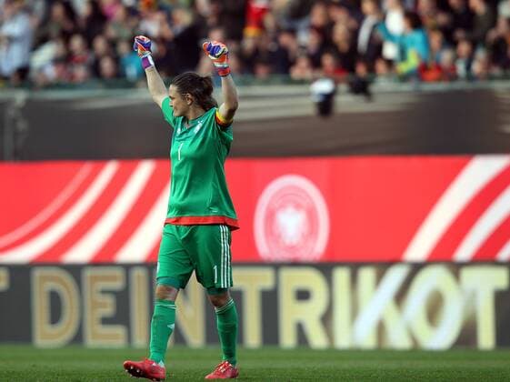 v.li.: Torhüterin Nadine Angerer (Deutschland) lacht, Lächeln, Freude, Jubel neues Trikot, Addias, Dress, für die WM 2015, Weltmeisterschaft in Kanada Fussball, Frauen-Länderspiel, Deutschland - Brasilien, xmrx