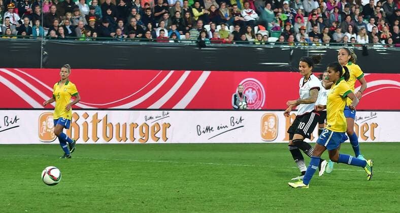 08.04.2015 - Frauen Damen Fussball - Länderspiel - Testspiel Freundschaftsspiel - Deutschland Germany - Brasilien Brazil - - Dzsenifer Marozsan (10, Deutschland ) erzielt Tor zum 4:0 gegen Fabiana (2, Brasilien )