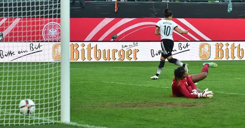 08.04.2015 - Frauen Damen Fussball - Länderspiel - Testspiel Freundschaftsspiel - Deutschland Germany - Brasilien Brazil - - Dzsenifer Marozsan (10, Deutschland ) erzielt Tor zum 4:0 gegen Barbara (1, Brasilien )