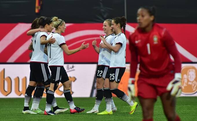 08.04.2015 - Frauen Damen Fussball - Länderspiel - Testspiel Freundschaftsspiel - Deutschland Germany - Brasilien Brazil - - Torjubel Jubel Freude nach Tor zum 4:0 durch Dzsenifer Marozsan (10, Deutschland )