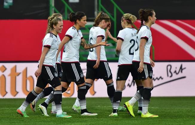 08.04.2015 - Frauen Damen Fussball - Länderspiel - Testspiel Freundschaftsspiel - Deutschland Germany - Brasilien Brazil - - Torjubel Jubel Freude nach Tor zum 4:0 durch Dzsenifer Marozsan (10, Deutschland )